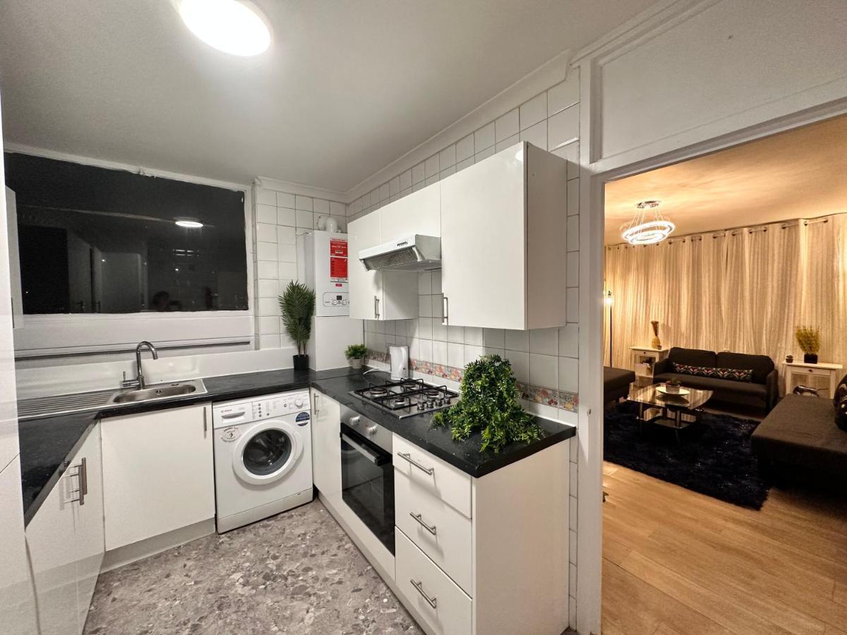 Posh 2-Bedroom, Living Room, Kitchen & 1.5 Bathroom London Exterior photo