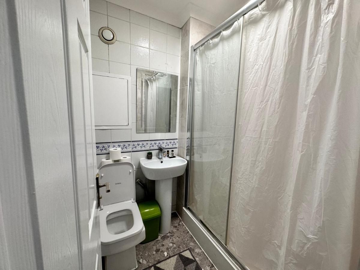 Posh 2-Bedroom, Living Room, Kitchen & 1.5 Bathroom London Exterior photo